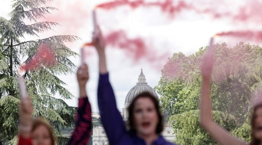 Fum roz la Vatican. Activiste cer includerea femeilor în Conclav