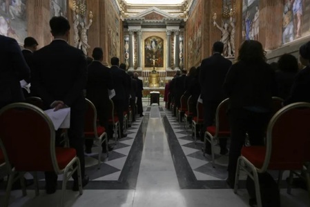 Uşile Capelei Sixtine se închid în spatele cardinalilor reuniţi în Conclav
