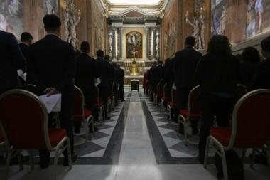 Uşile Capelei Sixtine se închid în spatele cardinalilor reuniţi în Conclav