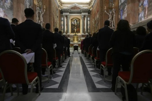 Uşile Capelei Sixtine se închid în spatele cardinalilor reuniţi în Conclav