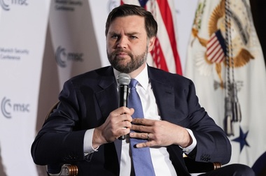 J. D. Vance îndeamnă la negocieri directe între Ucraina şi Rusia, la o dezbatere, la Washington, sub auspiciile Conferinţei Securităţii de la Munchen. El respingere exigenţele ruseşti drept excesive. ”Noi credem că ei cer prea mult”