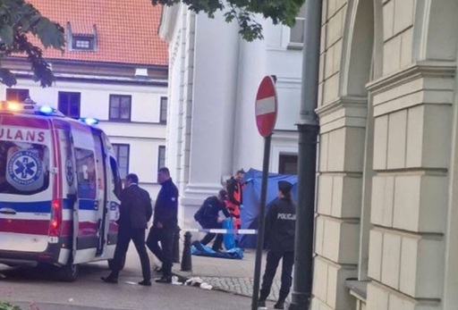UPDATE-Un tânăr polonez decapitează cu toporul o femeie în Universitatea din Varşovia. Atacatorul, arestat după ce răneşte altă persoană. Victima era ”o angajată administrativă a universităţii”, anunţă procuratura