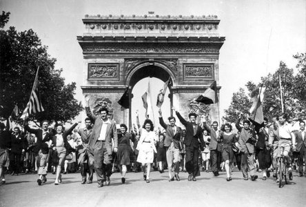 Europa marchează diferit 80 de ani de la Ziua Victoriei în timp ce continentul se confruntă cu noi realităţi în materie de securitate: conflictul din Ucraina, creşterea cheltuielilor pentru apărare şi schimbarea politicii externe a SUA
