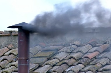 UPDATE - Fum negru, din nou, la Vatican. Votul pentru alegerea unui nou papă va continua