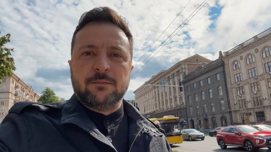 Ucraina acuză Rusia că atacă pe toată linia frontului, în ciuda armistiţiului anunţat de Putin, pe care îl califică drept o „farsă”. Zelenski a marcat Ziua Victoriei joi, mergând singur pe jos prin centrul Kievului - VIDEO