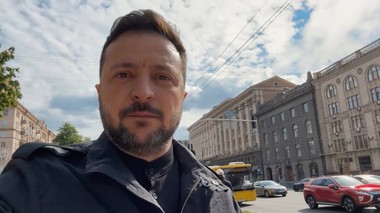 Ucraina acuză Rusia că atacă pe toată linia frontului, în ciuda armistiţiului anunţat de Putin, pe care îl califică drept o „farsă”. Zelenski a marcat Ziua Victoriei joi, mergând singur pe jos prin centrul Kievului