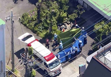 Cinci angajaţi răniţi în Şcoala elementară Tachikawa Daisan, la Tokyo, de către doi bărbaţi care au intrat pe fereastră. Cei doi au fost arestaţi