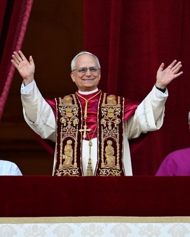 UPDATE - FUM ALB LA VATICAN. A FOST ALES NOUL PAPĂ - ROBERT PREVOST, PRIMUL PAPĂ AMERICAN, SUB NUMELE LEON AL XlV-LEA
