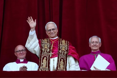 Liderii lumii îl felicită pe Papa american Leon al XIV-lea, originar din Chicago. Trump salută o ”mare onoare” pentru SUA. Von der Leyen îi urează ”înţelepciune şi putere”. Sanchez îi cere ”consolidarea apărării drepturilor omului”. Merz evocă ”vremuri grele”