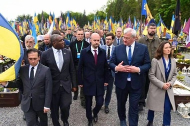 Franţa mobilizează active ruse blocate pentru a asigura mentenanţa celor 60 de tunuri Caesar în Ucraina, anunţă Jean-Noël Barrot la o reuniune informală a miniştrilor de Externe ai UE la Liov. Senatori americani şi UE pregătesc noi sancţiuni împotriva Moscovei