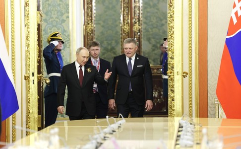 Premierul slovac ia în derâdere încercările UE de a-l împiedica să participe la parada de la Moscova şi vrea ca ţara să dezvolte relaţii cu Rusia. Ce i-a promis lui Putin, care l-a primit vineri la Kremlin