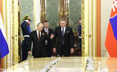 Premierul slovac ia în derâdere încercările UE de a-l împiedica să participe la parada de la Moscova şi vrea ca ţara să dezvolte relaţii cu Rusia. Ce i-a promis lui Putin, care l-a primit vineri la Kremlin
