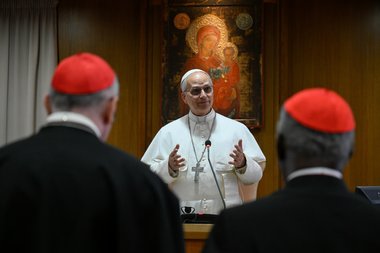 Papa Leon al XIV-lea a explicat de ce şi-a ales acest nume, şi-a prezentat blazonul şi şi-a anunţat deviza. El le-a spus cardinalilor că trebuie să continue „preţioasa moştenire” a Papei Francisc
