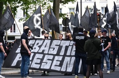 Aproximativ o mie de militanţi ai dreptei ultraradicale au mărşăluit la Paris