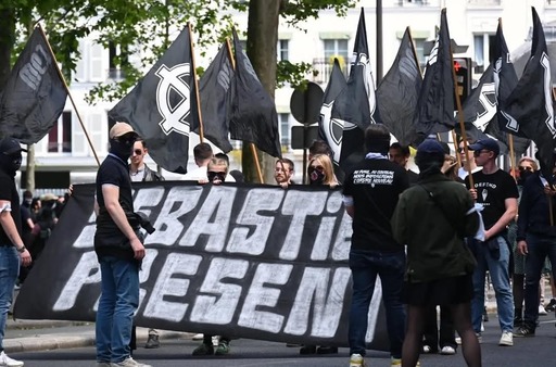 Aproximativ o mie de militanţi ai dreptei ultraradicale au mărşăluit la Paris