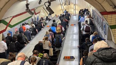 O pană masivă de curent paralizează metroul londonez