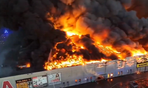 Polonia afirmă că Rusia a recrutat piromani pe reţelele de socializare pentru incendiul din Varşovia
