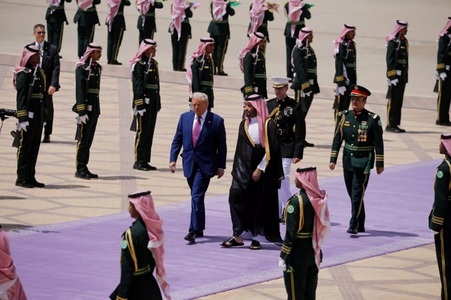Donald Trump soseşte în Arabia Saudită, în prima sa vizită oficială în străinătate din al doilea mandat, într-un turneu în O.Mijlociu