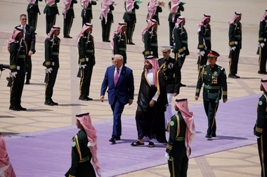 Donald Trump soseşte în Arabia Saudită, în prima sa vizită oficială în străinătate din al doilea mandat, într-un turneu în O.Mijlociu