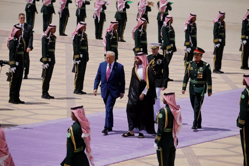 Donald Trump soseşte în Arabia Saudită, în prima sa vizită oficială în străinătate din al doilea mandat, într-un turneu în O.Mijlociu