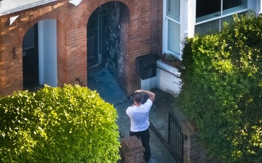Un bărbat de 21 de ani, arestat cu privire la incendierea fostei locuinţe a premierului britanic Keir Starmer, anunţă unitatea antiteroristă a Poliţiei Londrei, care anchetează ”două incidente” legate, implicând un vehicul incendiat şi altă proprietate