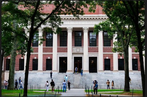 Administraţia Trump retrage încă 450 de milioane de dolari din granturile Universităţii Harvard