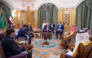 Trump se întâlneşte la Riad cu preşedintele sirian Ahmad al-Sharaa, îi cere să recunoască Israelul şi să expulzeze ”teroriştii palestinieni”, după ce ridică sancţiunile impuse Siriei. Erdogan, pe Internet, şi Mohammed bin Salman participă la o întâlnire de o jumătate de oră