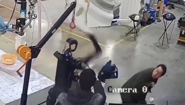 Un robot umanoid „s-a trezit” şi a devenit incontrolabil îngrozind inginerii într-o fabrică din China - VIDEO