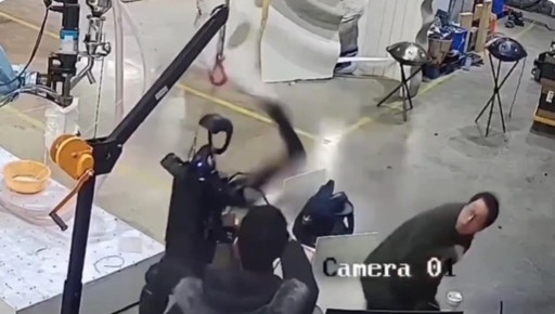Un robot umanoid „s-a trezit” şi a devenit incontrolabil îngrozind inginerii într-o fabrică din China - VIDEO
