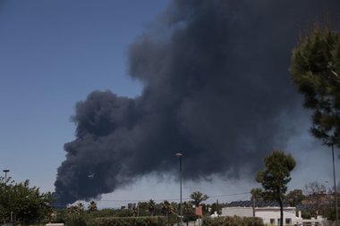 Un incendiu a izbucnit la un depozit chimic din apropiere de Sevilla. Oamenii au fost sfătuiţi să stea în case