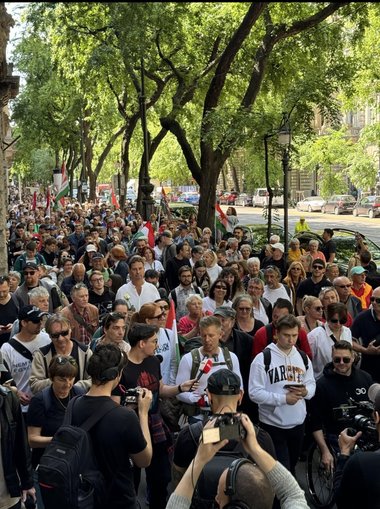 Liderul opoziţiei din Ungaria Peter Magyar a pornit miercuri într-un marş spre România pentru a protesta faţă de apropierea lui Viktor Orban de George Simion