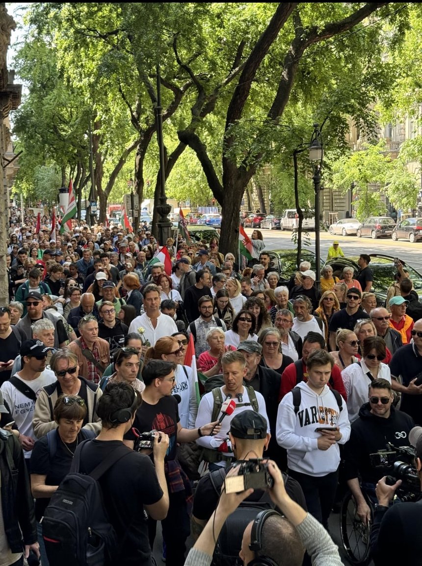 Liderul opoziţiei din Ungaria Peter Magyar a pornit miercuri într-un marş spre România pentru a protesta faţă de apropierea lui Viktor Orban de George Simion