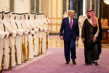 Trump la Abu Dhabi după ce a fost sărbătorit la Riad şi Doha