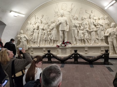Un monument care-l glorifică pe Stalin, reinstalat în metroul de la Moscova