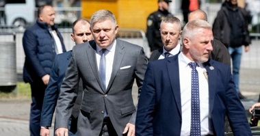 Robert Fico se întoarce la locul tentativei asasinării sale şi atacă presa şi opoziţia