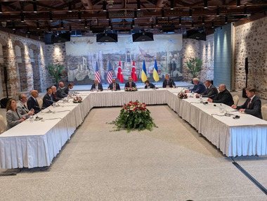 O întâlnire la Palatul Dolmabahçe, la Istanbul, între Ucraina, Turcia şi SUA a început. Ucrainenii s-au întâlnit cu oficiali europeni şi Keith Kellogg înaintea unor negocieri cu Rusia