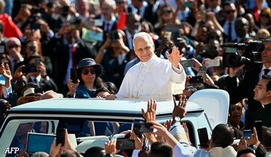 Papa Leon al XIV-lea a intrat pentru prima dată în Piaţa Sfântul Petru la bordul papamobilului