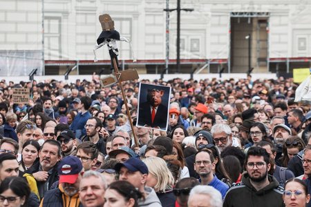 Ungaria: Manifestaţie de amploare împotriva proiectului de lege care ar permite punerea pe lista neagră a contestatarilor lui Orbán