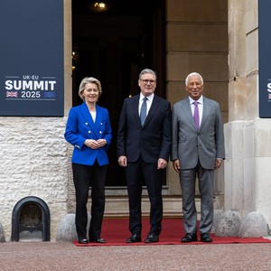 La aproape cinci ani după Brexit, Marea Britanie ajunge la un acord cu UE pentru resetarea relaţiilor în domeniul comerţului şi apărării. Ce prevede acordul