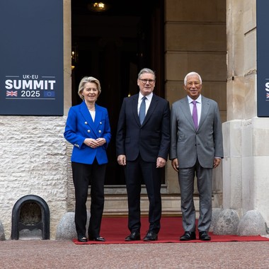 La aproape cinci ani după Brexit, Marea Britanie ajunge la un acord cu UE pentru resetarea relaţiilor în domeniul comerţului şi apărării. Ce prevede acordul
