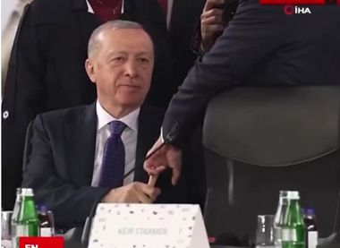 Un gest de salut mai puţin obişnuit între doi lideri stârneşte controverse. De ce i-a ţinut Recep Tayyip Erdogan degetul lui Emmanuel Macron atât de mult timp? - VIDEO