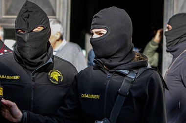 Vastă operaţiune împotriva mafiei calabreze 'Ndrangheta în Calabria, la Roma, Milano, Bologna, Rimini, Verona şi Torino, în cadrul unei anchete vizând 200 de persoane, dintre care pe numele a 97 s-au emisa mandate de arestare, într-un trafic de cocaină