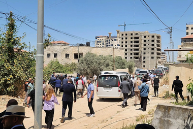 Israelul înfurie numeroase ţări după incidentul armat de la Jenin. Franţa îl convoacă pe ambasadorul israelian. Irlanda, ”şocată şi consternată”. Egiptul cere ”clarificări” cu privire la un ”incident contrar tuturor normelor diplomatice”, Germania cere ”lumină”