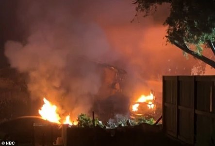 Un avion de mici dimensiuni s-a prăbuşit într-un cartier din San Diego. Mai multe case şi vehicule au luat foc