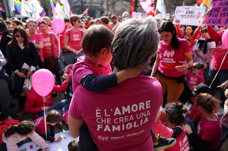 Curtea Constituţională italiană recunoaşte aceleaşi drepturi celor două mame ale unui copil născut prin procreare asistată medical