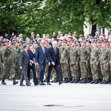 Trupele germane îşi încep prima misiune permanentă în străinătate după al Doilea Război Mondial. Cancelarul Friedrich Merz spune că „nu are nicio indicaţie că SUA şi-ar retrage trupele din Europa”