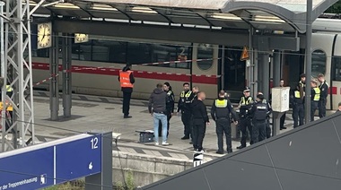 Cel puţin 12 răniţi la Hamburg, şase între viaţă şi moarte, într-un atac cu cuţitul pe un peron al Gării Centrale. Victime îngrijite în trenuri. O suspectă, arestat