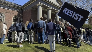 O judecătoare americană blochează temporar decizia lui Trump de a interzice Universităţii Harvard să aibă studenţi străini