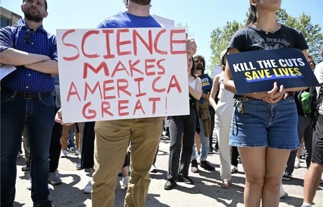 Oamenii de ştiinţă şi-au pierdut locurile de muncă sau granturile în urma reducerilor bugetare din SUA. Universităţile străine vor să îi angajeze