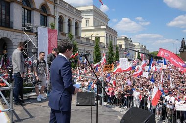Polonia: Zeci de mii de oameni la marşuri rivale înaintea alegerilor prezidenţiale / La unul dintre marşuri a participat şi Nicuşor Dan / "Împărtăşim aceleaşi valori". Mesajul preşedintelui ales al României